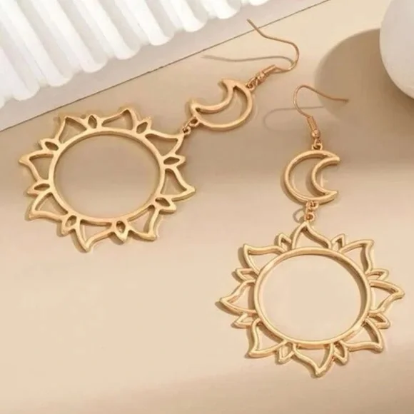 2/$10 NEW! Sun And Moon Drop Earrings Cute Dainty Celestial Fashion - Picture 2 of 4